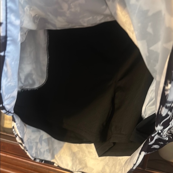 Chico's Black and White abstract 2x skorts super soft! With pockets - Picture 7 of 7